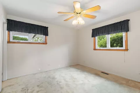 Bedroom - 435 Kingman Ln, Hoffman Estates, IL 60169 photo 2 of 4