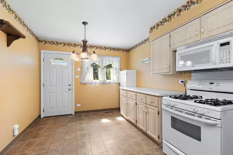 Kitchen - 435 Kingman Ln, Hoffman Estates, IL 60169 photo 3 of 3