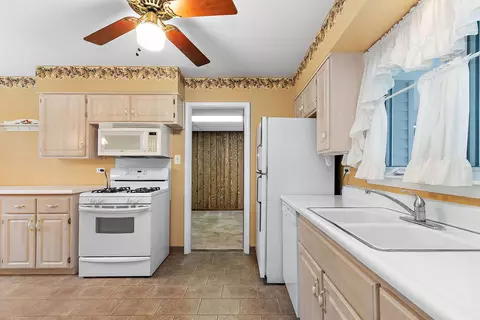 Kitchen - 435 Kingman Ln, Hoffman Estates, IL 60169 photo 1 of 3