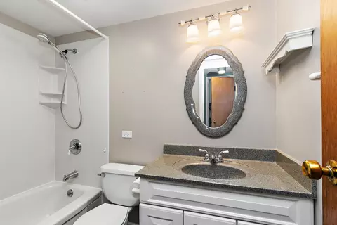 Bath - 435 Kingman Ln, Hoffman Estates, IL 60169 photo 2 of 2