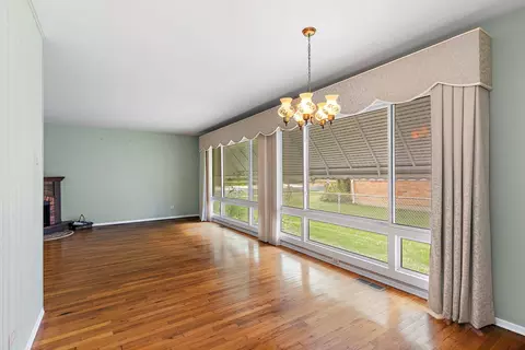 Living - 435 Kingman Ln, Hoffman Estates, IL 60169 photo 4 of 4