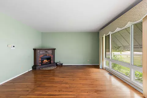 Living - 435 Kingman Ln, Hoffman Estates, IL 60169 photo 2 of 4