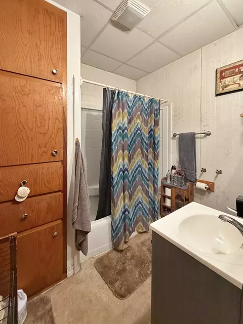 Bath - 526 E Jefferson St, Freeport, IL 61032 photo 2 of 3