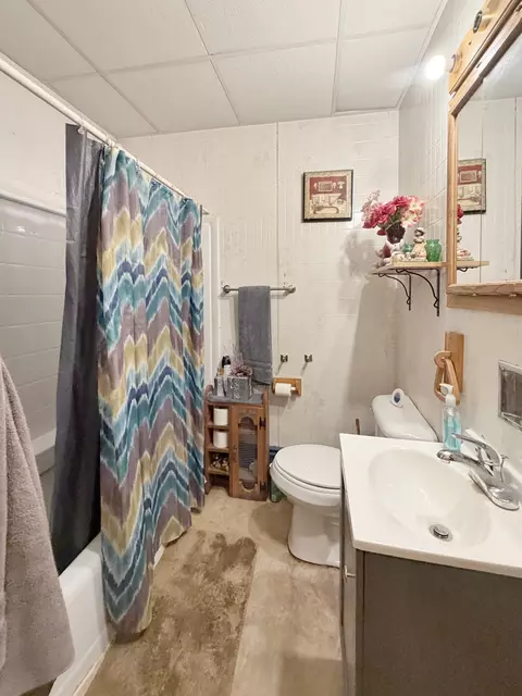 Bath - 526 E Jefferson St, Freeport, IL 61032 photo 1 of 3
