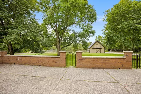 Exterior - 1899 Hilltop Ln, Bannockburn, IL 60015 photo 8 of 20