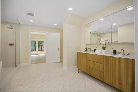 Bath - 1899 Hilltop Ln, Bannockburn, IL 60015 photo 3 of 4