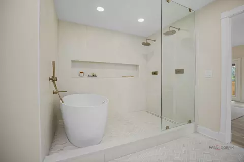Bath - 1899 Hilltop Ln, Bannockburn, IL 60015 photo 1 of 4