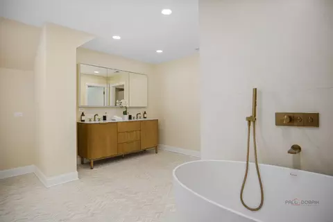Bath - 1899 Hilltop Ln, Bannockburn, IL 60015 photo 2 of 4
