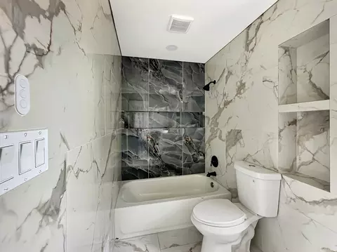 Bath - 647 Darien Ct, Hoffman Estates, IL 60169 photo 5 of 5