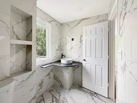 Bath - 647 Darien Ct, Hoffman Estates, IL 60169 photo 4 of 5