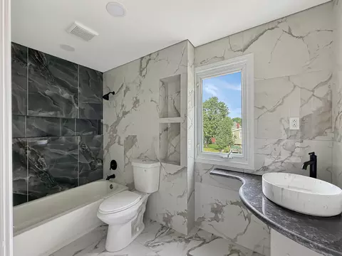 Bath - 647 Darien Ct, Hoffman Estates, IL 60169 photo 3 of 5