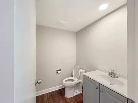 Bath - 647 Darien Ct, Hoffman Estates, IL 60169 photo 1 of 5
