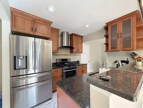 Kitchen - 647 Darien Ct, Hoffman Estates, IL 60169 photo 2 of 2