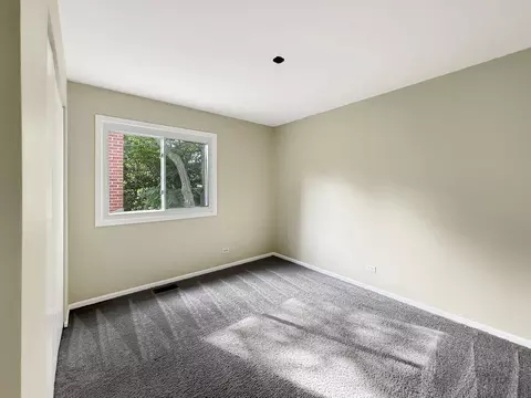 Bedroom - 647 Darien Ct, Hoffman Estates, IL 60169 photo 5 of 7