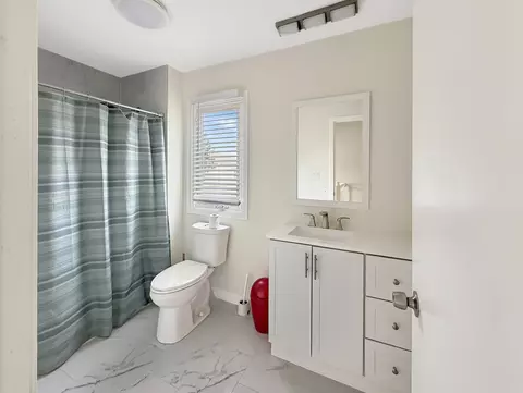 Bath - 647 Darien Ct, Hoffman Estates, IL 60169 photo 2 of 5