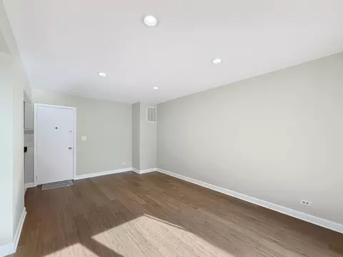 Living - 647 Darien Ct, Hoffman Estates, IL 60169 photo 4 of 4