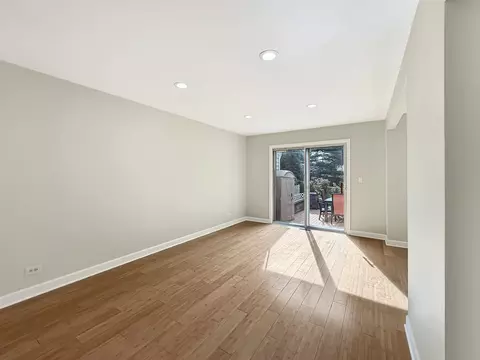 Living - 647 Darien Ct, Hoffman Estates, IL 60169 photo 1 of 4