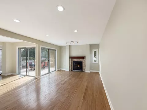 Living - 647 Darien Ct, Hoffman Estates, IL 60169 photo 3 of 4