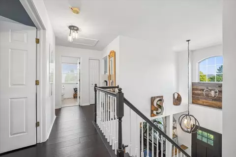 Entry Way - Undisclosed, Mchenry, IL 60050 photo 2 of 2