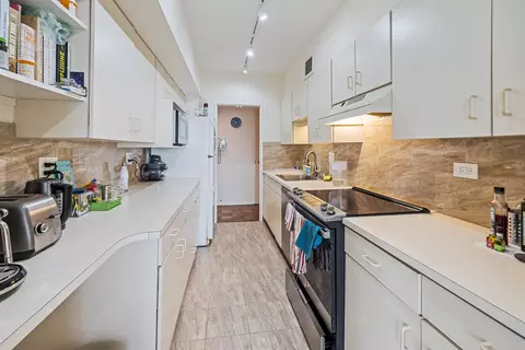 Kitchen - 175 E Delaware Pl #8608, Chicago, IL 60611 photo 2 of 2