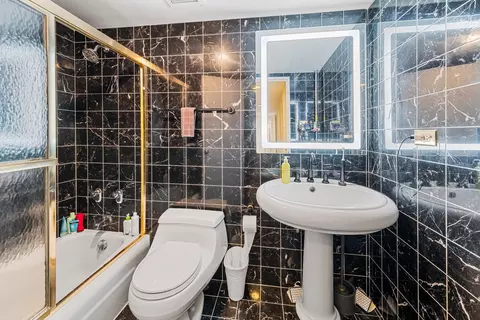 Bath - 175 E Delaware Pl #8608, Chicago, IL 60611 photo 1 of 3