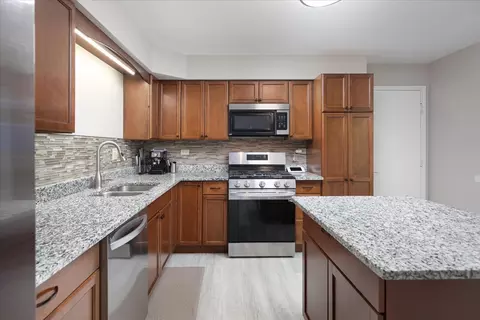 Kitchen - 5 Redstart Rd, Naperville, IL 60565 photo 3 of 4