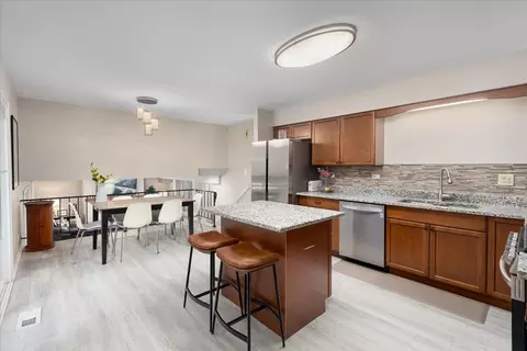 Kitchen - 5 Redstart Rd, Naperville, IL 60565 photo 4 of 4