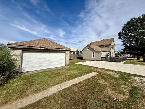 Exterior - 154 E Third St, Manteno, IL 60950 photo 5 of 9