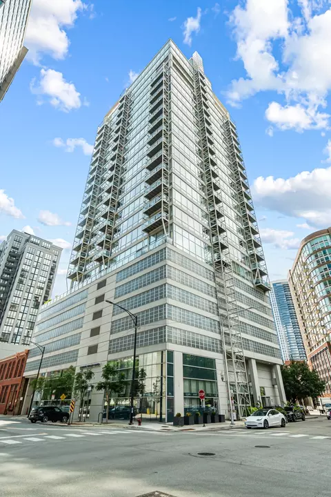 653 N Kingsbury St #2402, Chicago, IL 60654