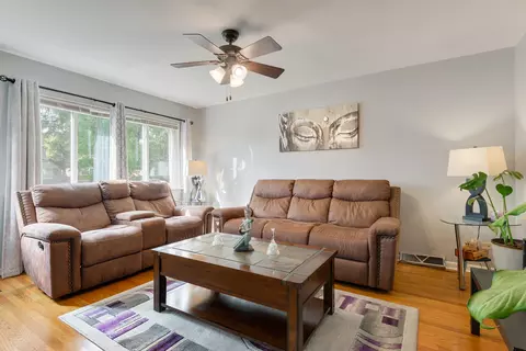 Living - 4605 Warsaw Ave, Lyons, IL 60534 photo 2 of 3