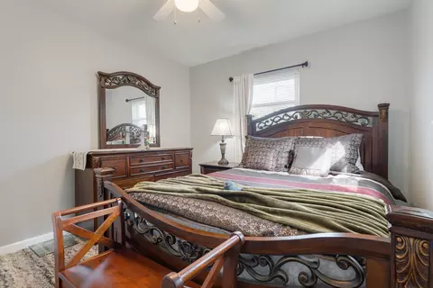 Bedroom - 4605 Warsaw Ave, Lyons, IL 60534 photo 2 of 4