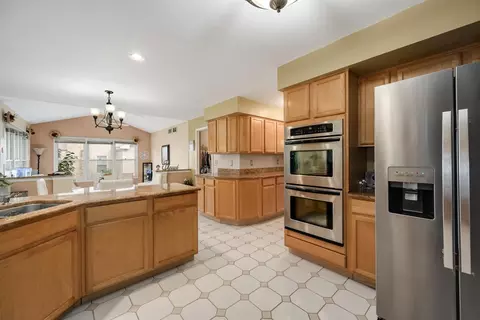 Kitchen - 5282 Galloway Dr, Hoffman Estates, IL 60192 photo 5 of 5