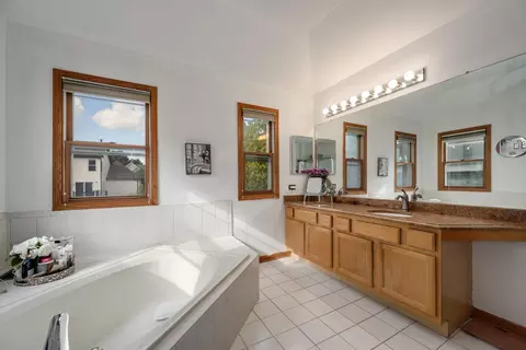Bath - 5282 Galloway Dr, Hoffman Estates, IL 60192 photo 2 of 3