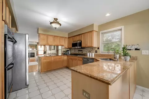 Kitchen - 5282 Galloway Dr, Hoffman Estates, IL 60192 photo 3 of 5