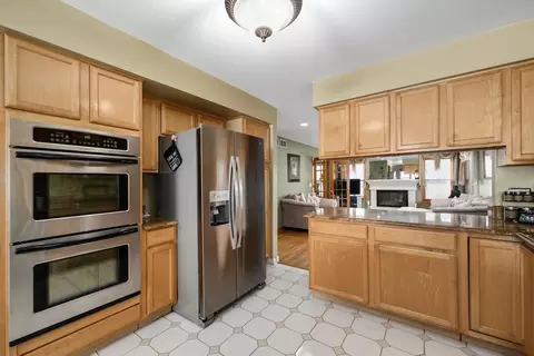Kitchen - 5282 Galloway Dr, Hoffman Estates, IL 60192 photo 4 of 5