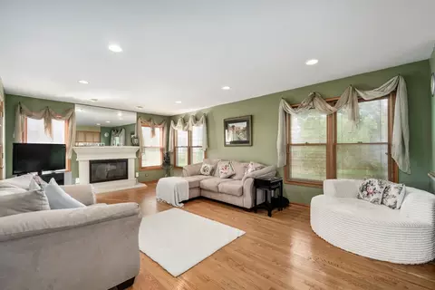 Living - 5282 Galloway Dr, Hoffman Estates, IL 60192 photo 1 of 2