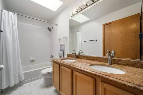 Bath - 5282 Galloway Dr, Hoffman Estates, IL 60192 photo 3 of 3