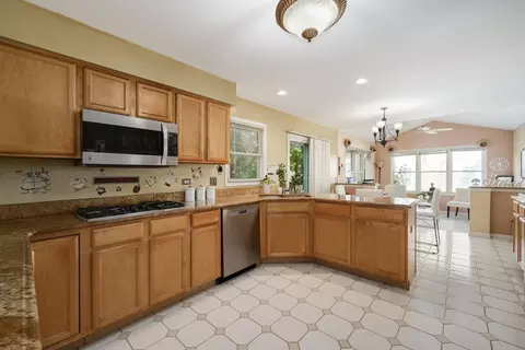 Kitchen - 5282 Galloway Dr, Hoffman Estates, IL 60192 photo 2 of 5