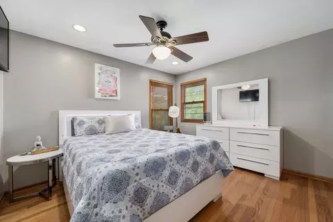 Bedroom - 5282 Galloway Dr, Hoffman Estates, IL 60192 photo 2 of 4
