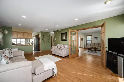 Living - 5282 Galloway Dr, Hoffman Estates, IL 60192 photo 2 of 2