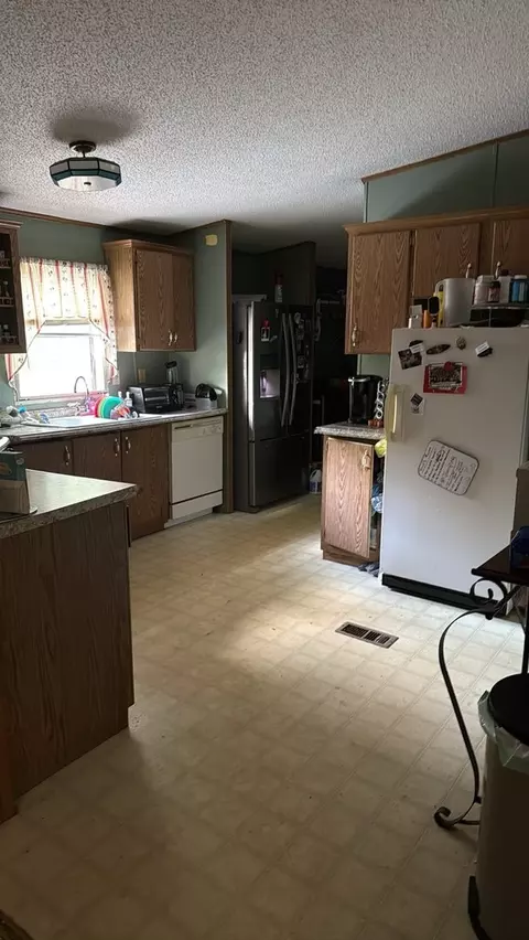 Kitchen - 200 E Blake St, Benton, IL 62812 photo 1 of 2