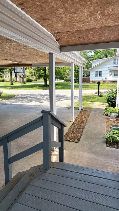 Exterior - 200 E Blake St, Benton, IL 62812 photo 1 of 6