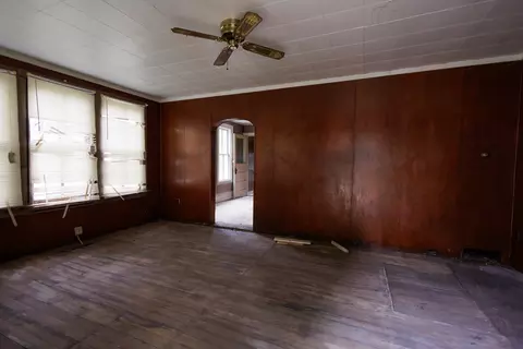 Living - 1065 S 4th Ave, Kankakee, IL 60901 photo 2 of 4