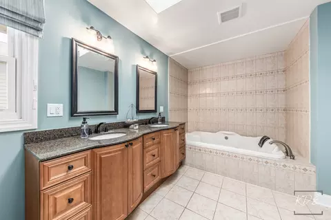 Bath - 13607 S Lake Dr, Plainfield, IL 60544 photo 2 of 4