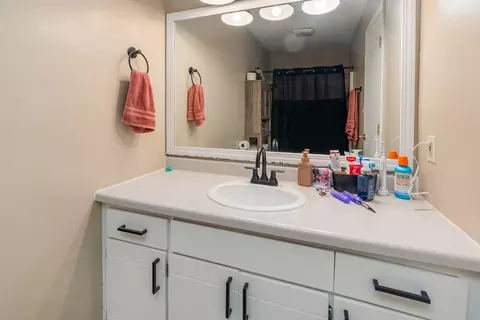 Bath - 1023 Roberta Dr, Murphysboro, IL 62966 photo 3 of 3