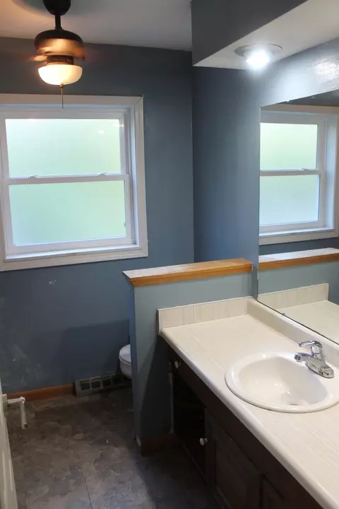 Bath - 108 Circle Dr, Cambridge, IL 61238 photo 1 of 3
