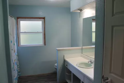 Bath - 108 Circle Dr, Cambridge, IL 61238 photo 2 of 3