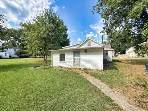 Exterior - 323 Austin Ave, Flora, IL 62839 photo 6 of 14
