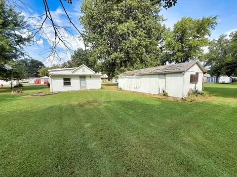 Exterior - 323 Austin Ave, Flora, IL 62839 photo 2 of 14