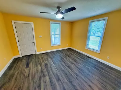 Living - 323 Austin Ave, Flora, IL 62839 photo 3 of 4